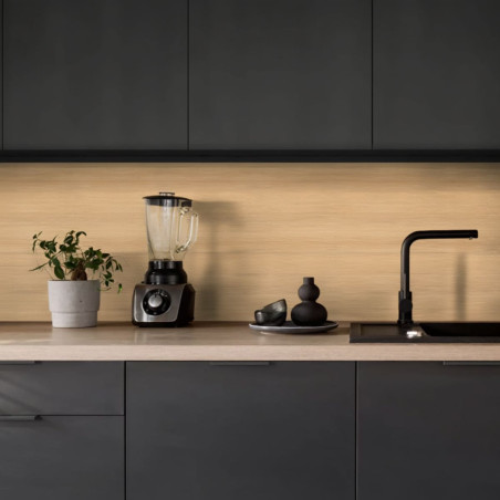 Crédence bois chêne clair dans cuisine noire