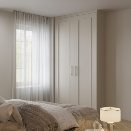 Porte de placard modernisée avec des moulures fines