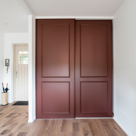 Portes coulissantes relookées avec des moulures fines pour un placard dans une entrée