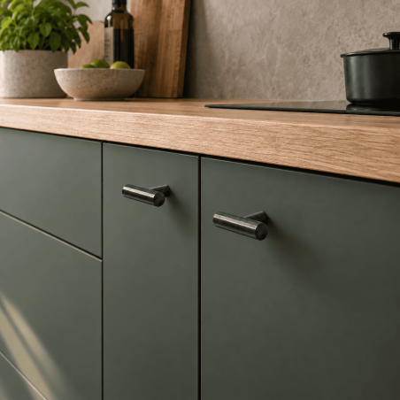 Cuisine olive minimaliste en bois et lumière douce