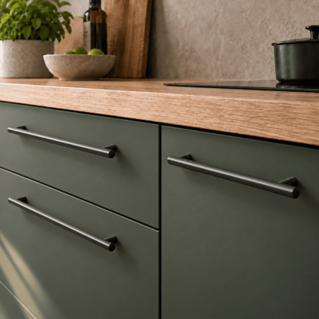 Cuisine moderne vert olive et bois chaleureux