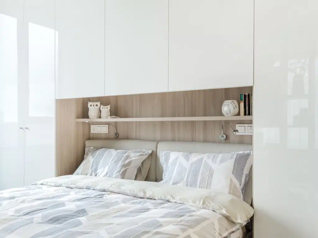 Placage bois mural dans une chambre