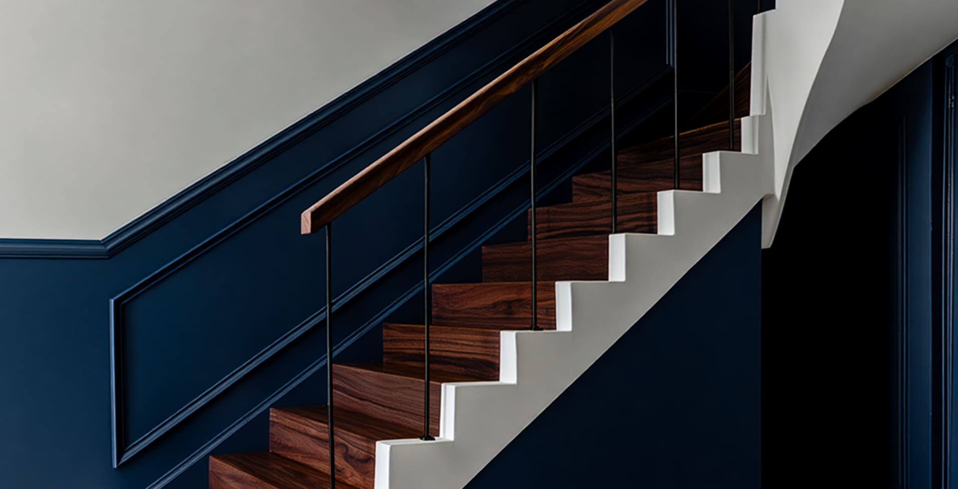 Soubassement bleu avec cimaise dans un escalier