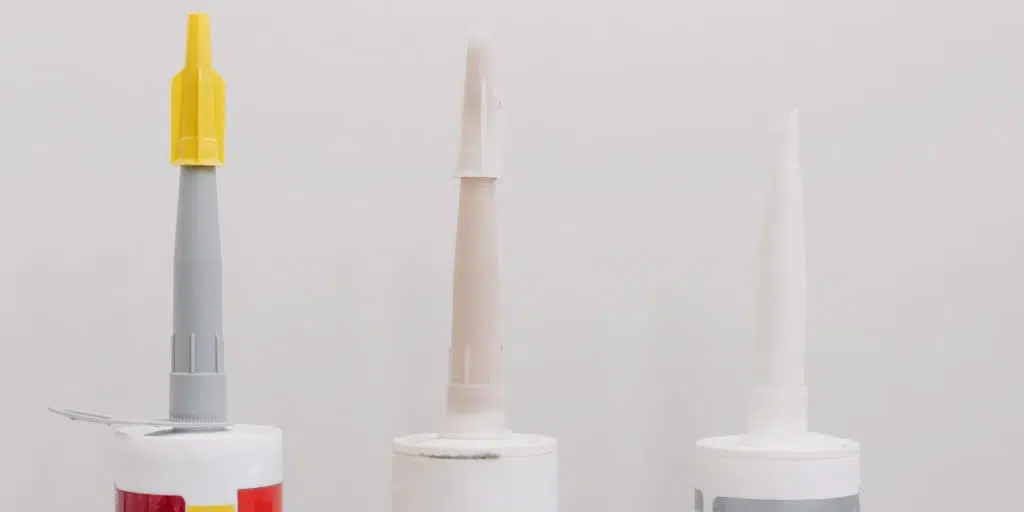 colle et mastic pour plinthe