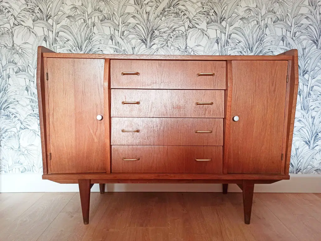 Commode en bois décapée et vernis