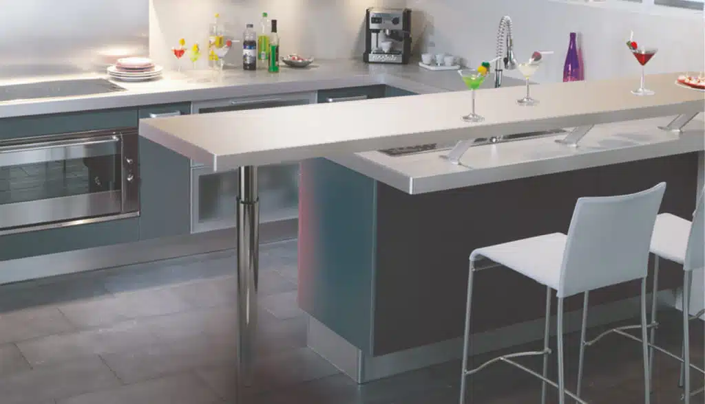 Cuisine avec pied réglable en hauteur