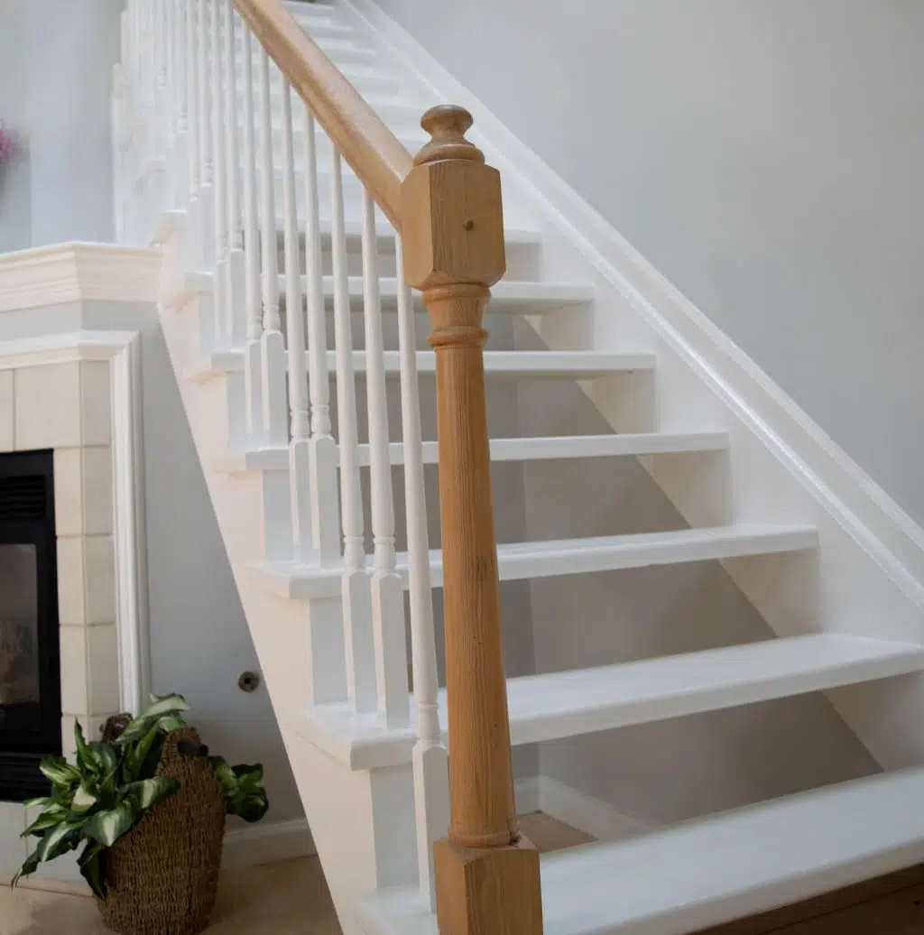 Escalier peint en blanc avec rampe en bois brut
