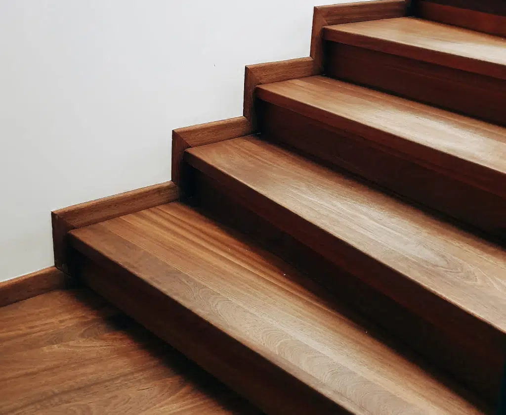 Escalier rénové avec vernis
