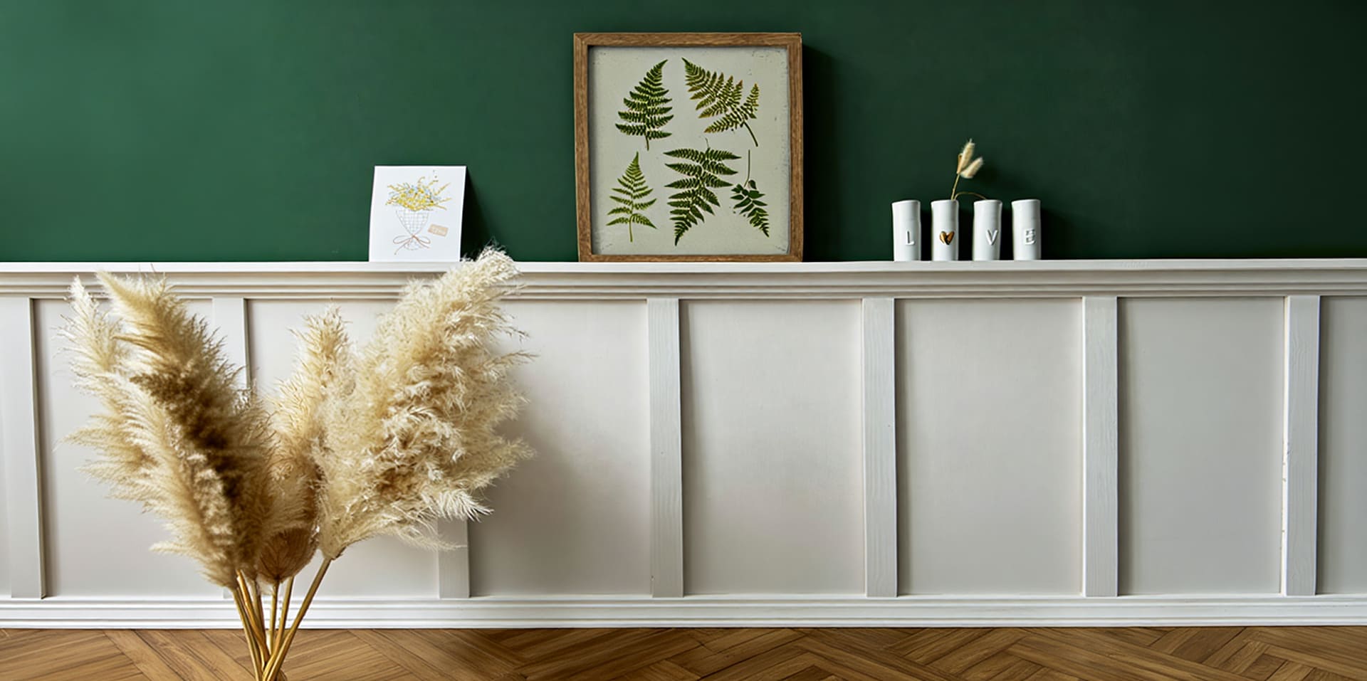Mur bicolor blanc et vert avec moulure étagère