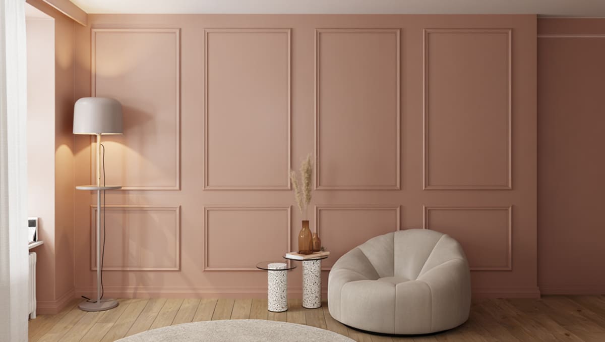 Habillage d'un mur avec moulure murale peinture terracotta rosé