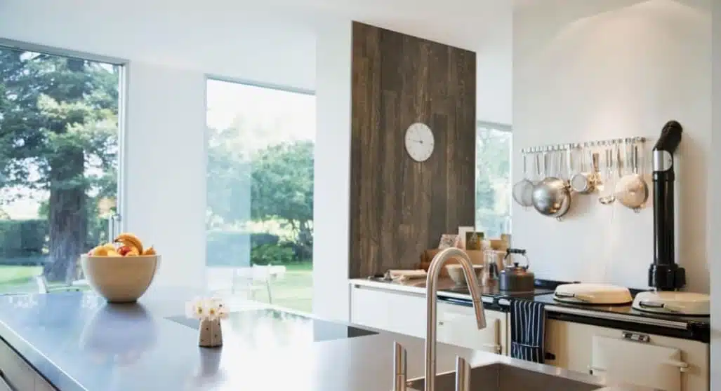 Habillage d'un mur avec du parquet bois foncé