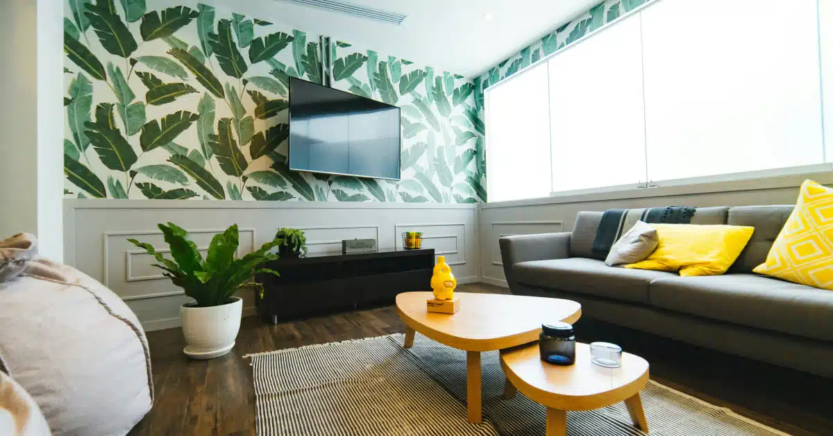 habillage mur en moulure derrière meuble TV