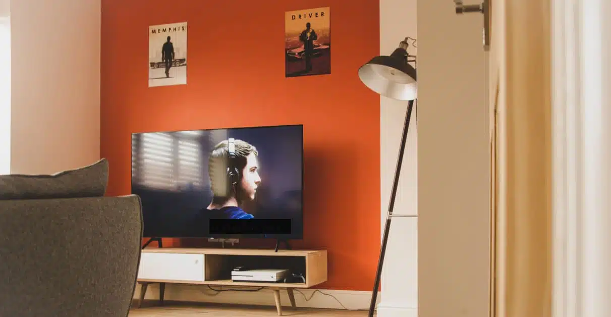 peinture et affiche derrière meuble tv