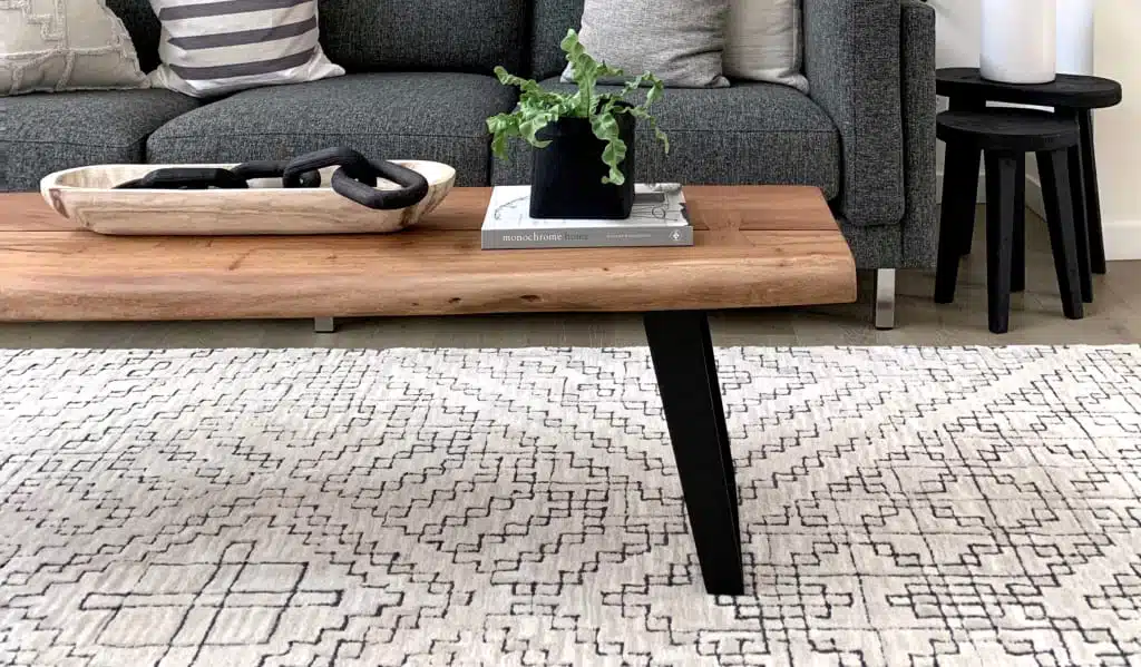 Table basse avec pied en métal et plateau bois