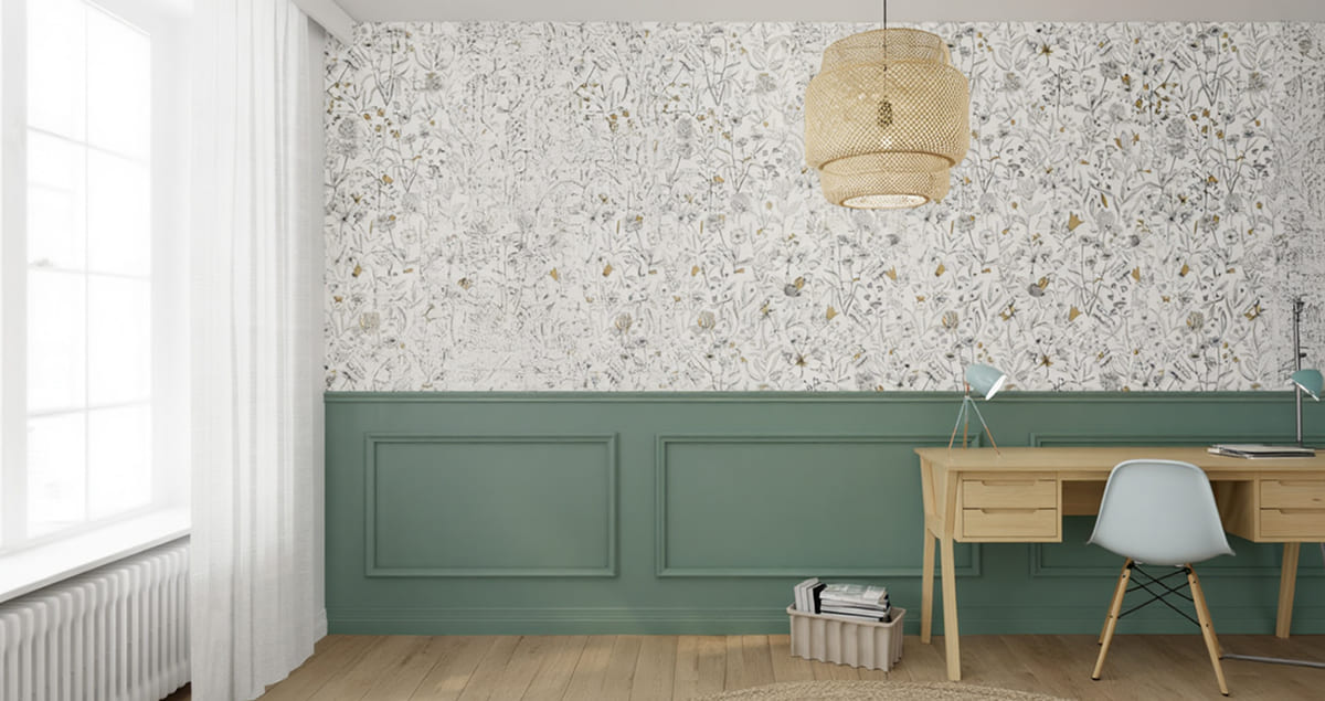Soubassement moulure murale couleur vert forêt et papier peint floral