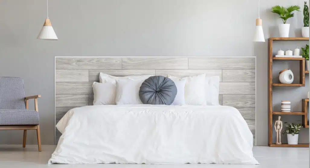 Tete de lit avec du parquet