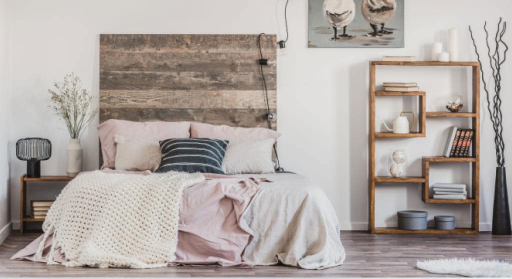 Tête de lit avec du parquet au mur