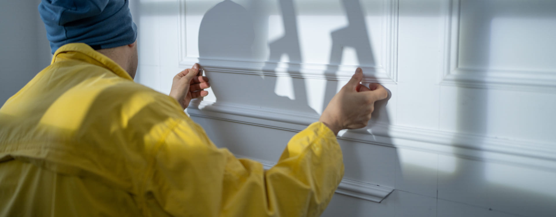 Pose de cimaise moulurée sur mur