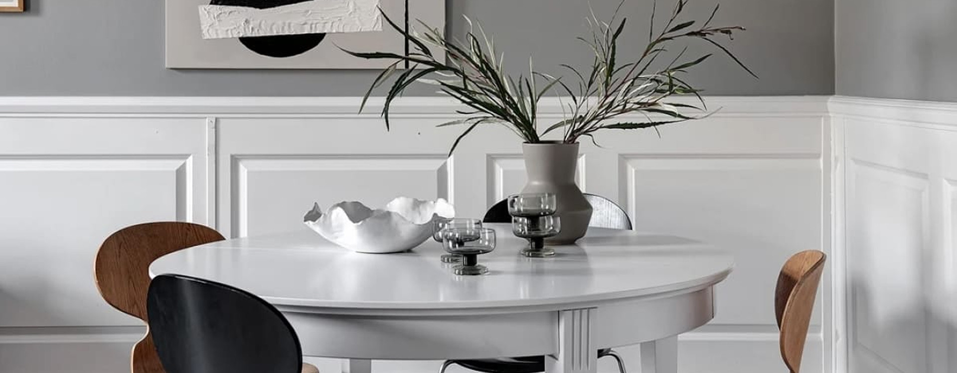 Soubassement décoratif élégant et tendance avec des cimaises