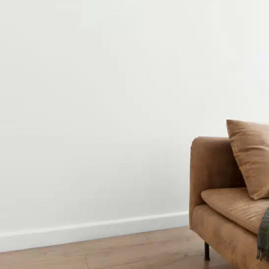 Plinthe blanche ou couleur parquet : comment choisir ?