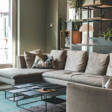 Décoration industrielle : le mélange du bois et du métal noir