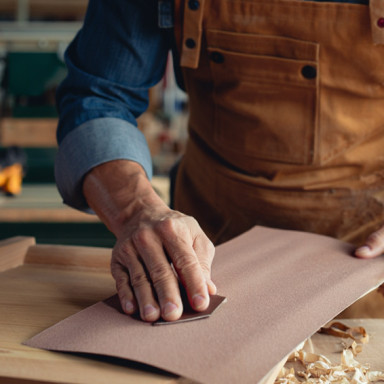Comment poncer du placage bois ? Conseils d’artisan ébéniste