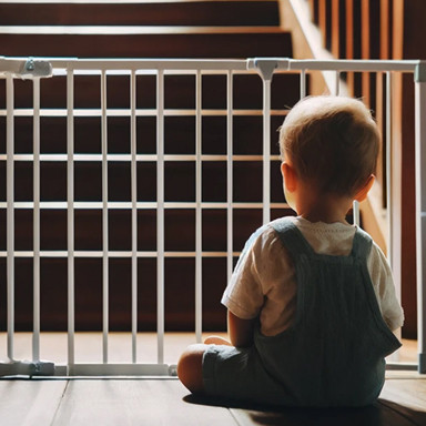 Comment sécuriser l'accès aux escaliers quand bébé est à la maison ?