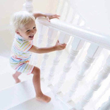 Sécuriser escalier bébé : Guide complet pour protéger votre enfant