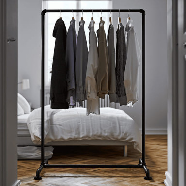 Valet de chambre design et moderne en métal noir