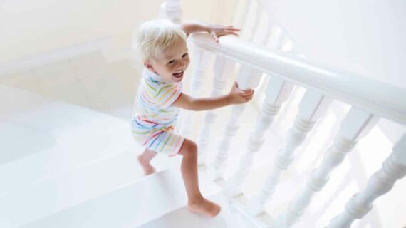 Sécuriser escalier bébé : Guide complet pour protéger votre enfant