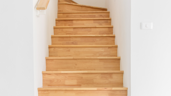 Rénovation escalier : contre marche en bois facile à poser